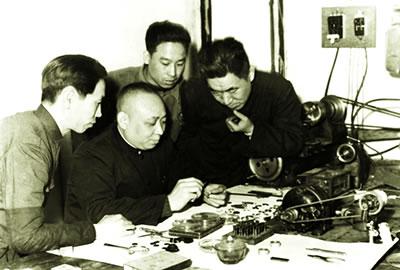 4 Técnicos trabalhando no primeiro relógio da China
