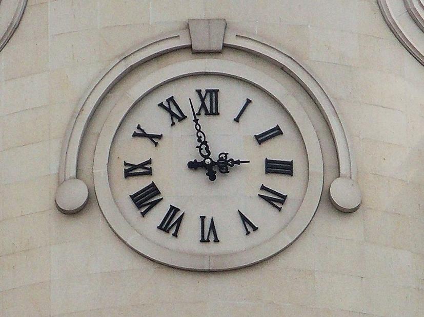 Relógios de fachada (esqueleto do relógio embutido na parede)