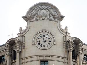Relógios de fachada (esqueleto do relógio embutido na parede)