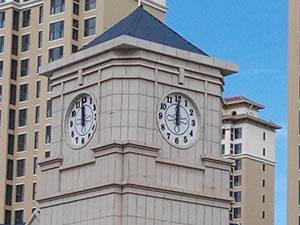 Relógio de torre embutido com números árabes
