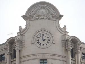 Relógio de fachada com números romanos