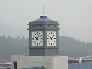 Relógio de fachada de quatro faces