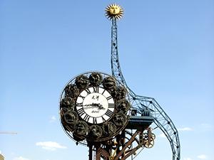 Relógio gigante em estação ferroviária